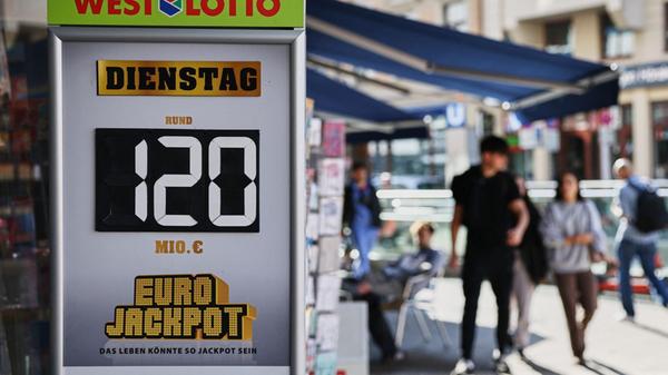Ein Plakat mit dem Hinweis auf den Euro Jackpot in