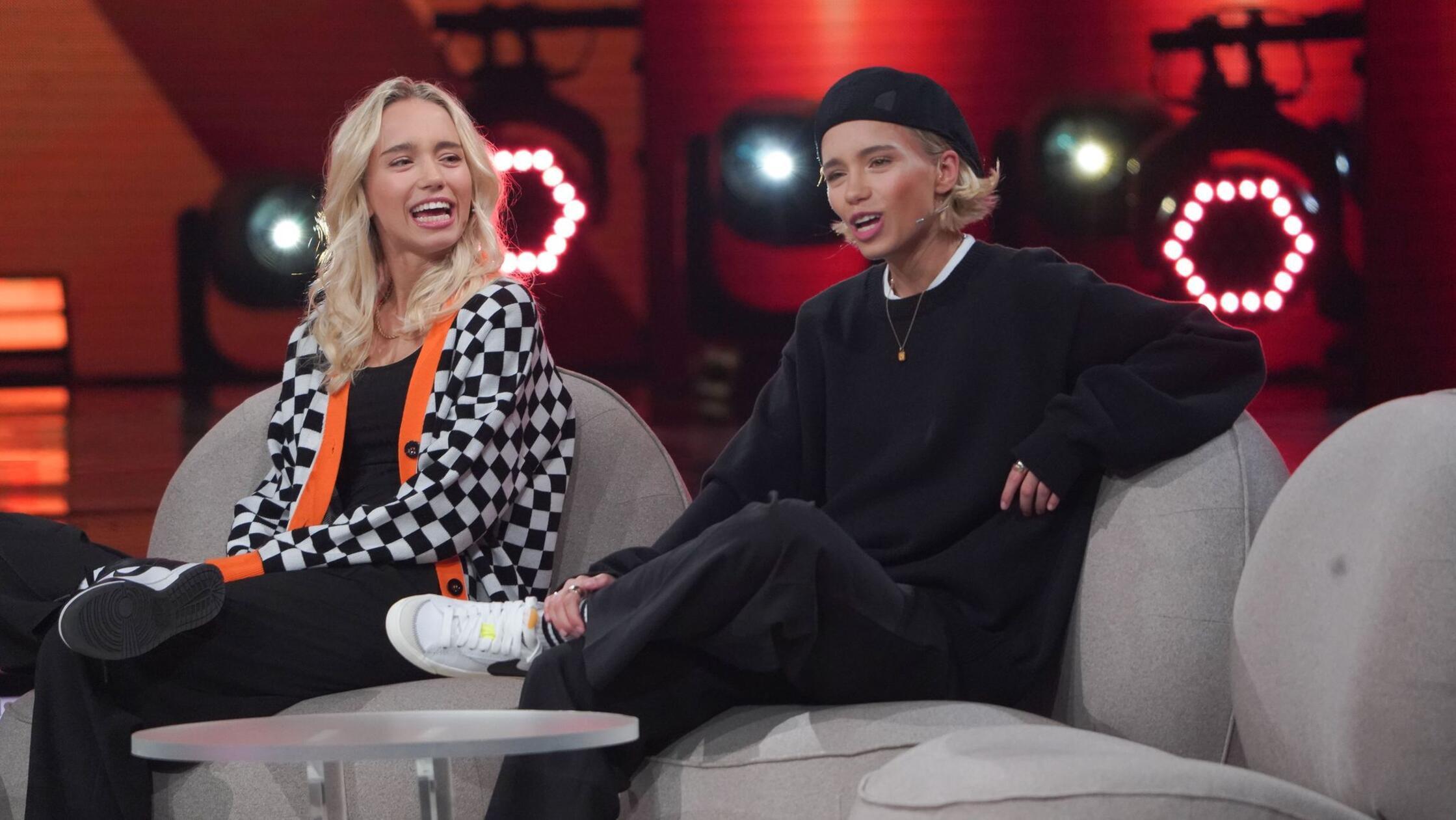 Die Zwillinge Lisa (l) und Lena sind zu Gast in de