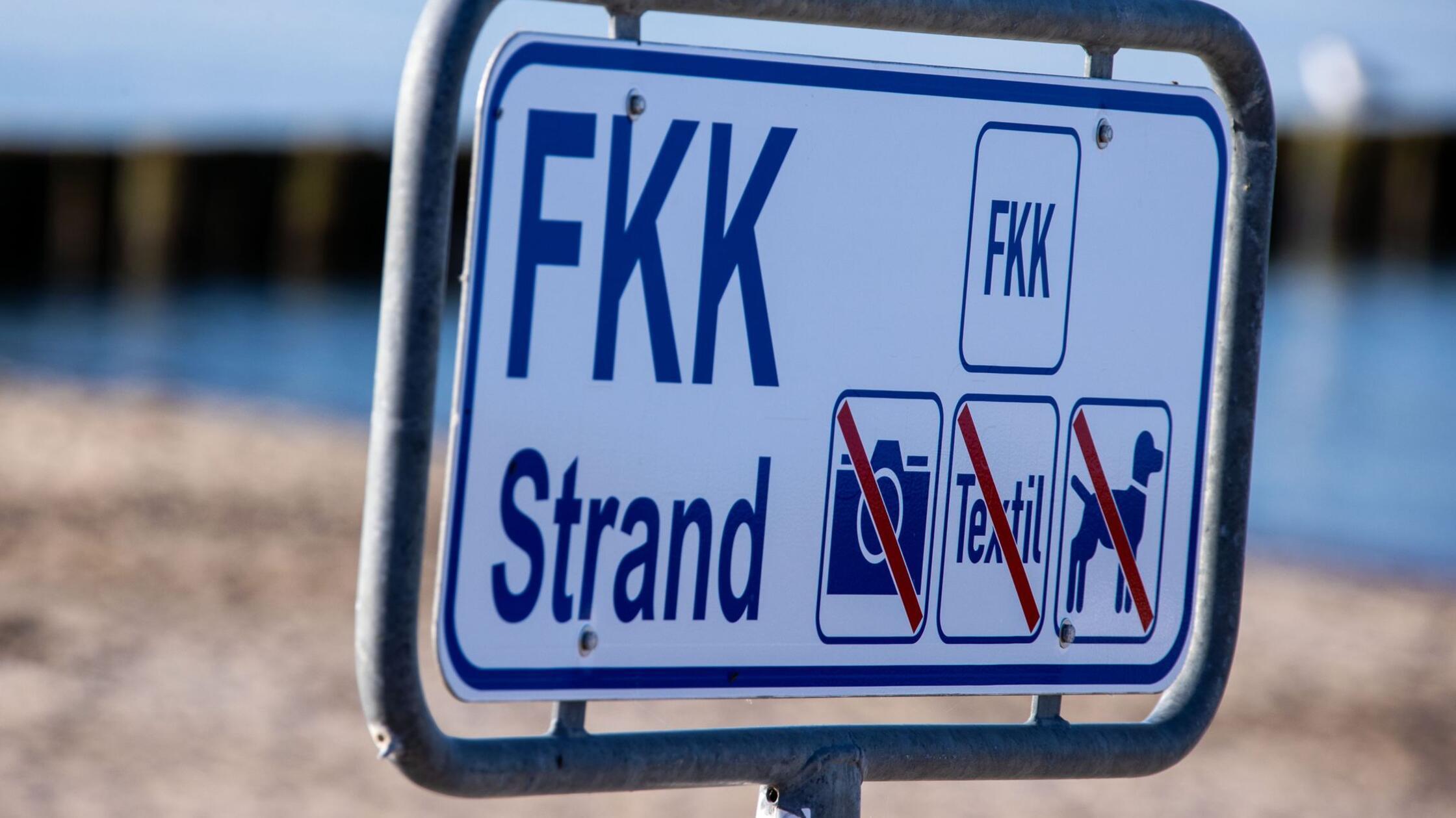 Ein Hinweisschild auf den Beginn des FKK-Strandabs