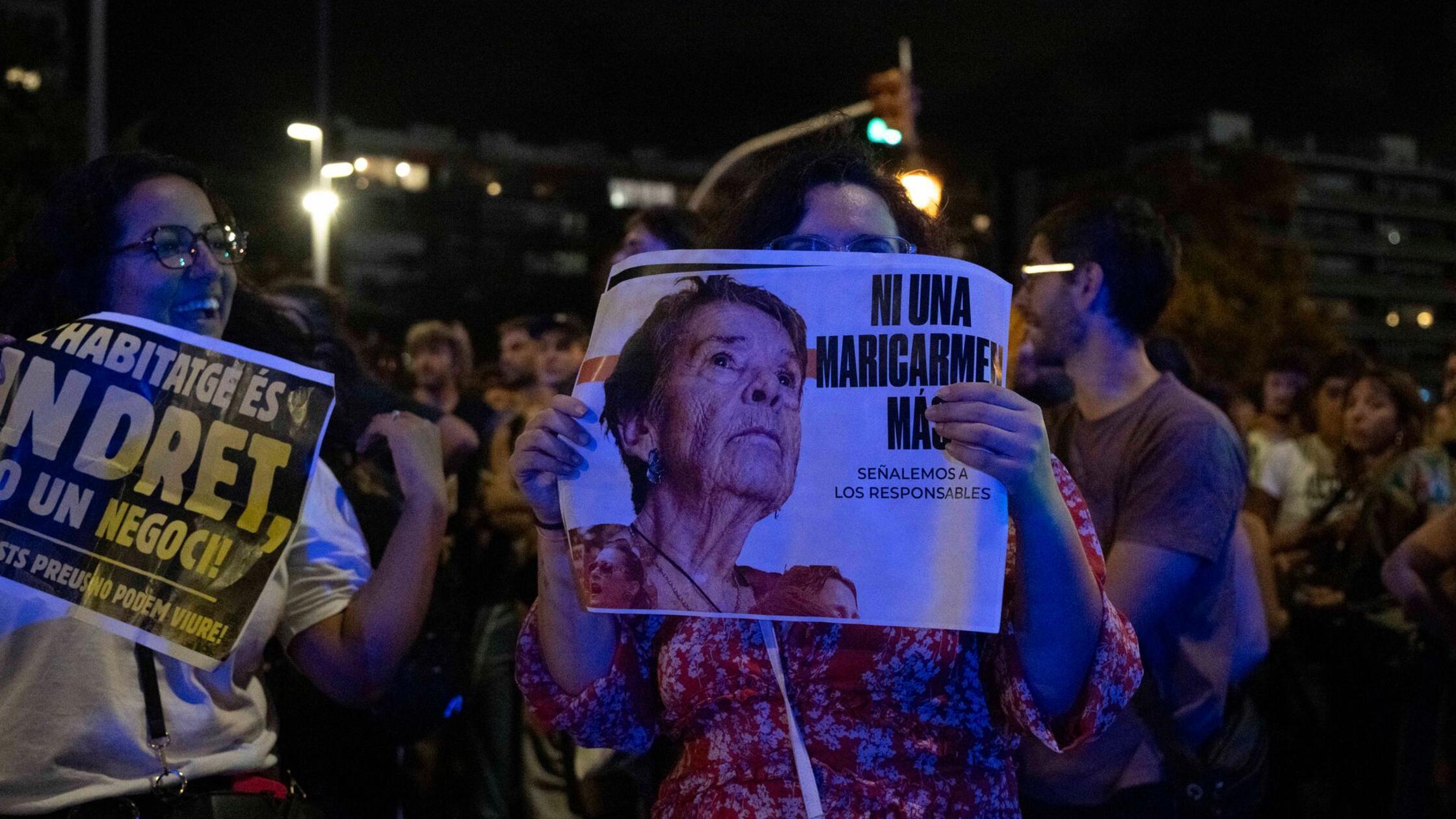 Eine Demonstrantin hält in Barcelona ein Plakat mi