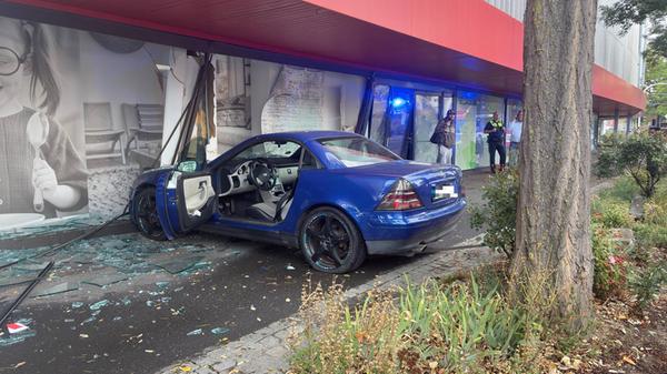 Mercedes prallt in Schaufenster eines Möbelhauses