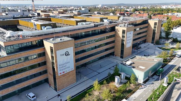 Die Stadt Nürnberg nimmt das "Stadthaus Q", wie das Ämterzentrum genannt wird, auf dem ehemaligen Quelleareal schrittweise in Betrieb. Nach Angaben der Stadtverwaltung soll der neue Standort an der Fürther Straße künftig rund 1500 Mitarbeiterinnen und Mitarbeitern Platz bieten.