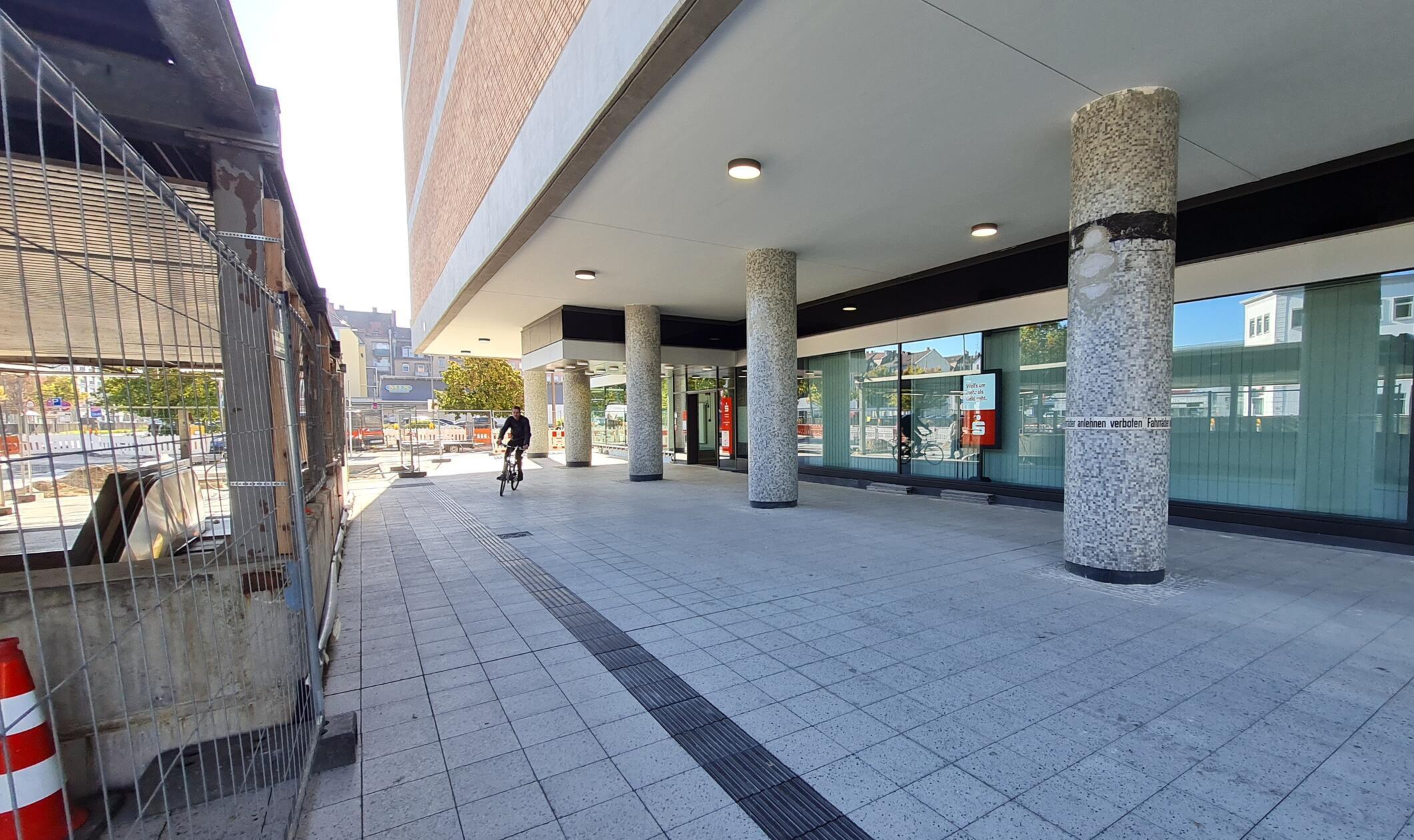 Das Ziel der Sanierungsmaßnahmen ist ein "offenes Stadtquartier". Neben dem Ämterzentrum sind bereits 2025/2026 mehrere Geschäfte und Filialen eingezogen. Zuletzt hat sich die Sparkasse in "The Q" an der Fürther Straße niedergelassen. Auch 385 Wohnungen sollen entstehen. In die ersten wird man wohl ab 2028 einziehen können. Insgesamt wird das Projekt über 700 Millionen Euro kosten.