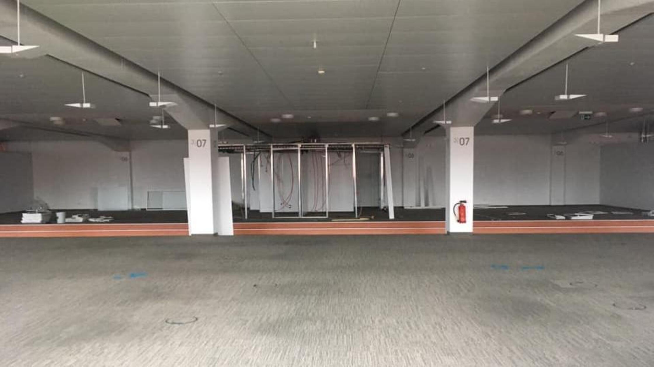 Die Planungen für das Quartier begannen 2018 nach dem Erwerb des Areals durch die Gerchgroup. Im Jahr 2019 schloss die Stadt Nürnberg einen Mietvertrag für ein neues Behördenzentrum. Das Bild zeigt die leerstehenden Hallen zu genau diesem Zeitpunkt. 2021 starteten die Bauarbeiten.