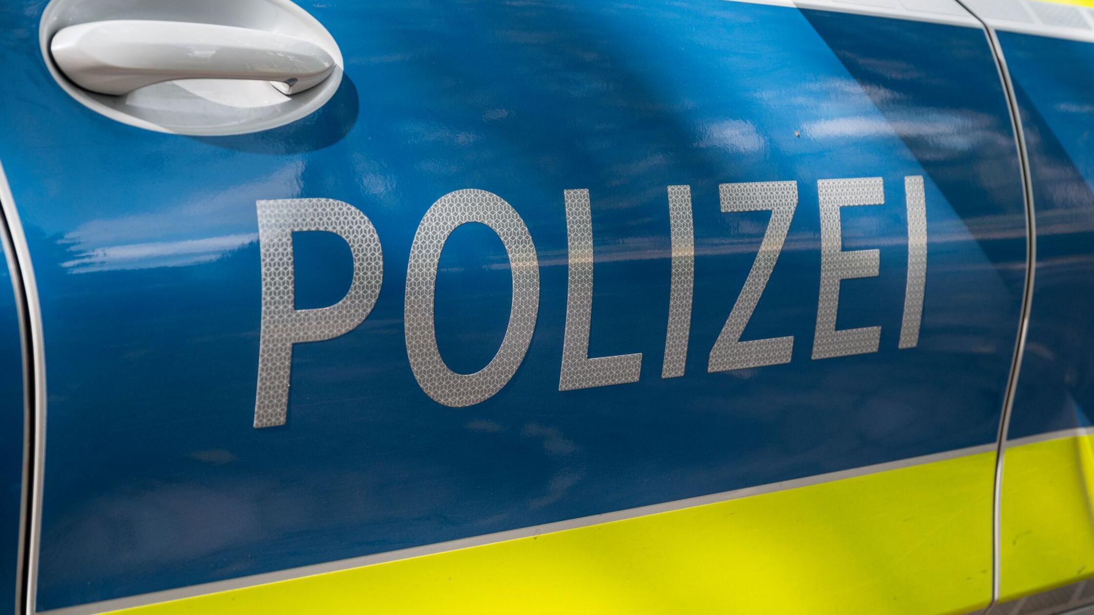Auf einem Einsatzwagen ist der Schriftzug «Polizei