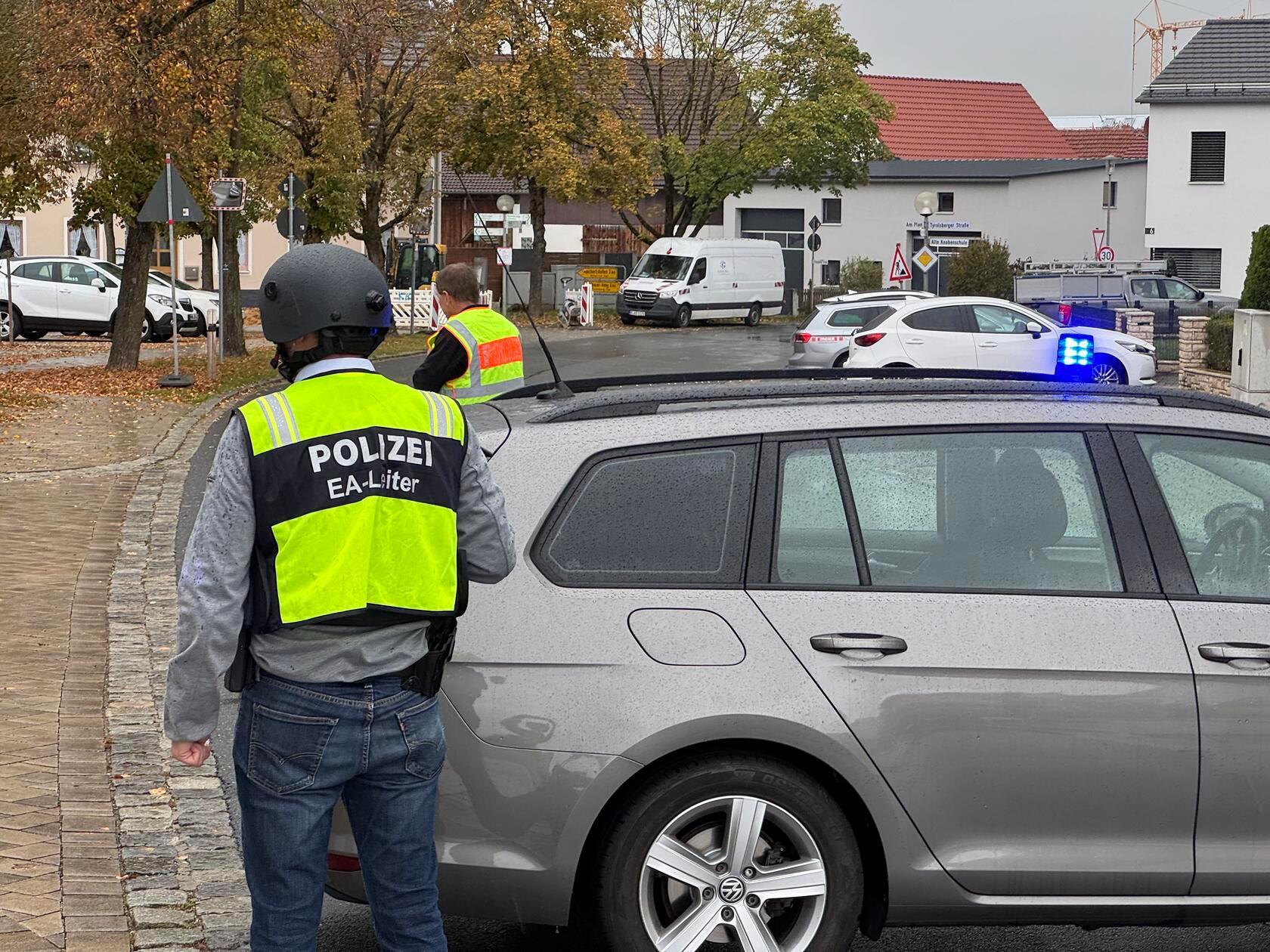 Vor Ort waren unter anderem SEK und Hubschrauber. Zunächst bestätigte eine Sprecherin des Polizeipräsidiums Oberpfalz, dass es zwei schwerverletzte Personen gebe.