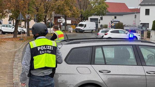 Vor Ort waren unter anderem SEK und Hubschrauber. Zunächst bestätigte eine Sprecherin des Polizeipräsidiums Oberpfalz, dass es zwei schwerverletzte Personen gebe.