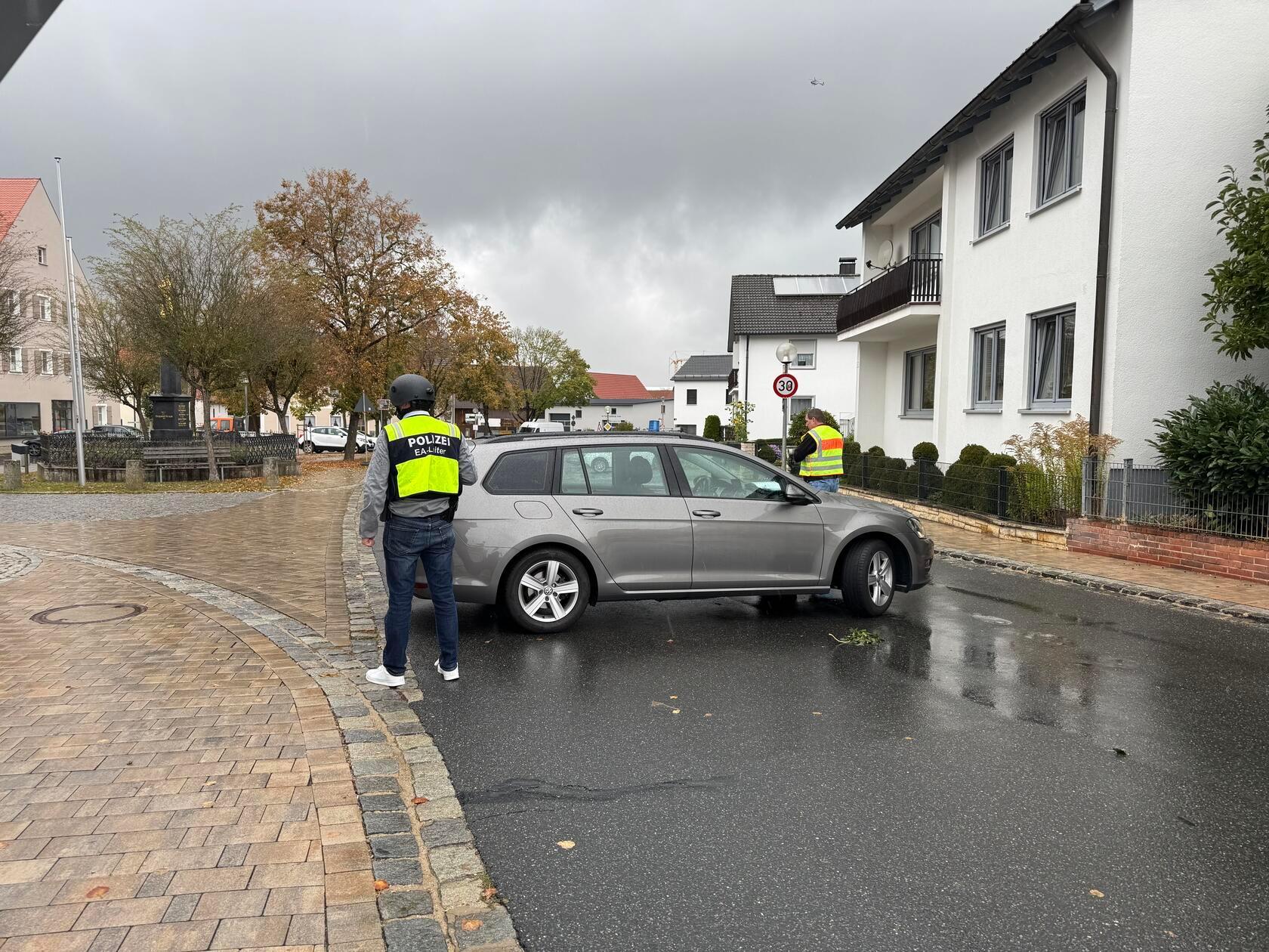 Die Polizei ist weiterhin mit starken Kräften vor Ort und hat ein Wohnhaus umstellt. In dem Gebäude befindet sich weiterhin eine männliche Person, die sich zurückgezogen hat. 