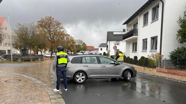 Die Polizei ist weiterhin mit starken Kräften vor Ort und hat ein Wohnhaus umstellt. In dem Gebäude befindet sich weiterhin eine männliche Person, die sich zurückgezogen hat.