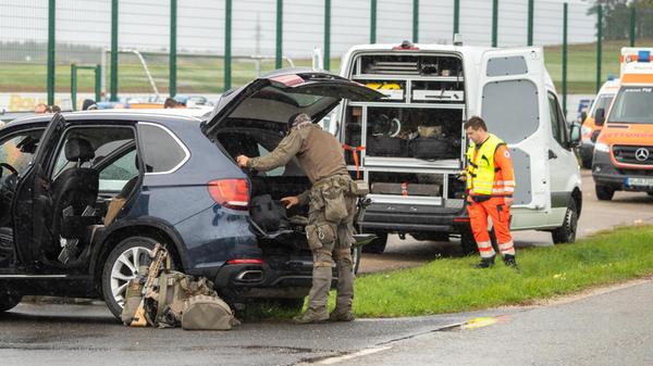 Den Schüssen vorausgegangen war laut Polizei eine routinemäßige Waffenkontrolle durch zwei Mitarbeiter des Landratsamtes Neumarkt in der Oberpfalz.