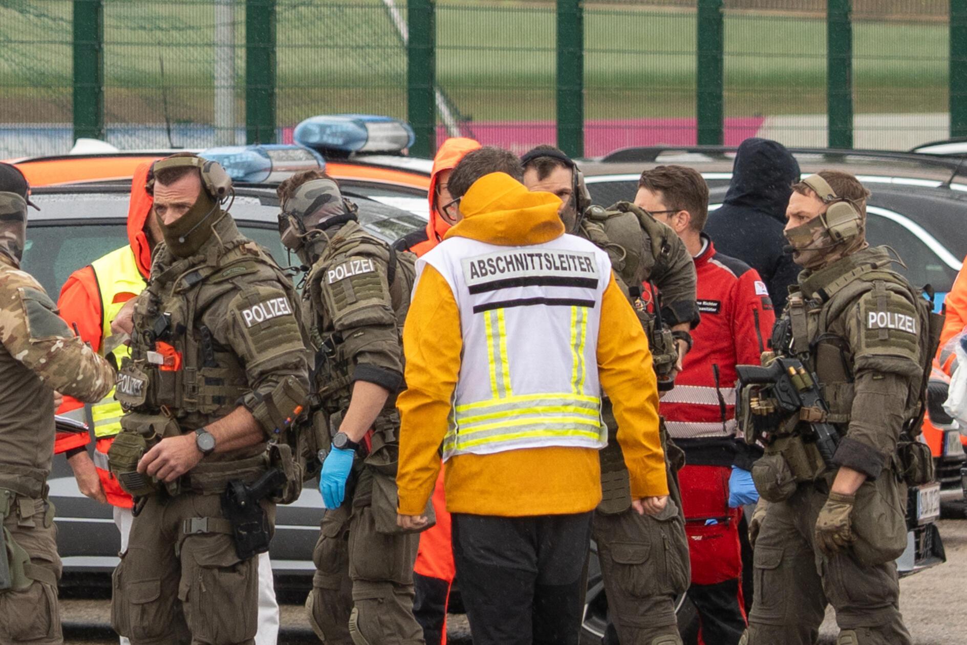 Hierbei wurde eine männliche Person kontrolliert. Im weiteren Verlauf kam es zu den Schüssen.