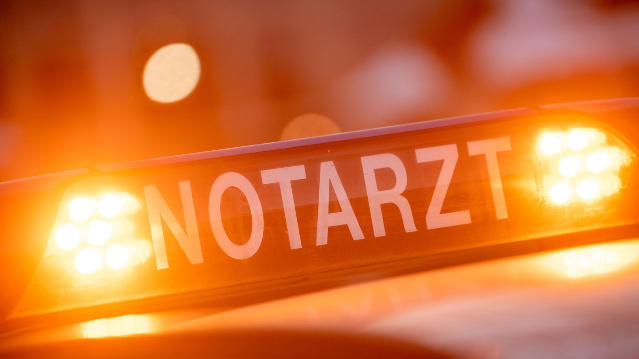 Ein Dachschild mit der Aufschrift "Notarzt" steht 