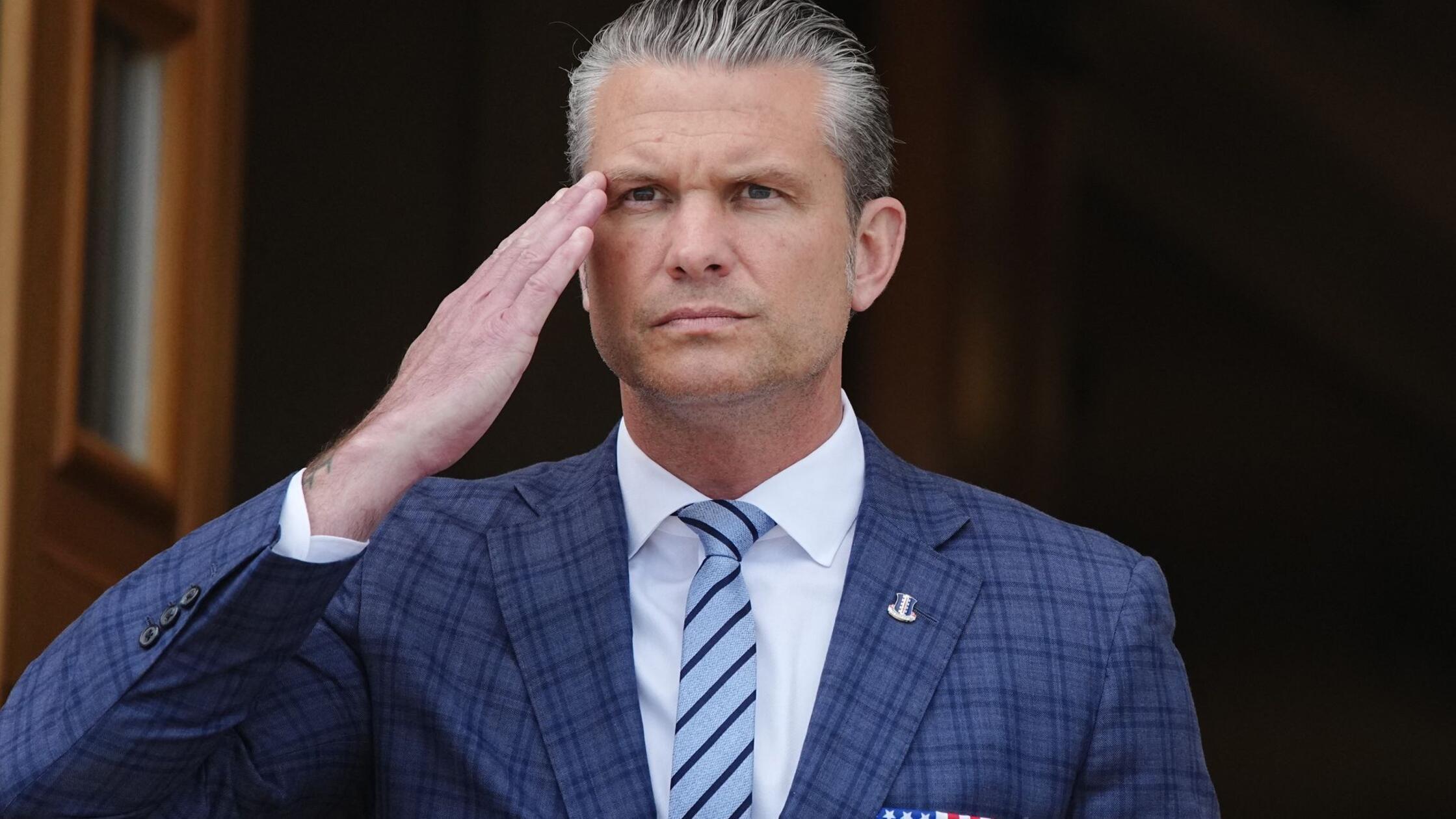Pete Hegseth, US-Verteidigungsminister, salutiert,