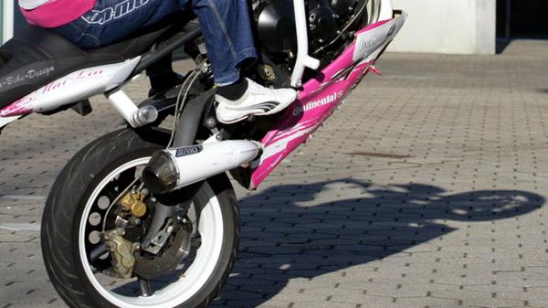 Wheelies mit dem Motorrad (zu dpa: «22-Jähriger v