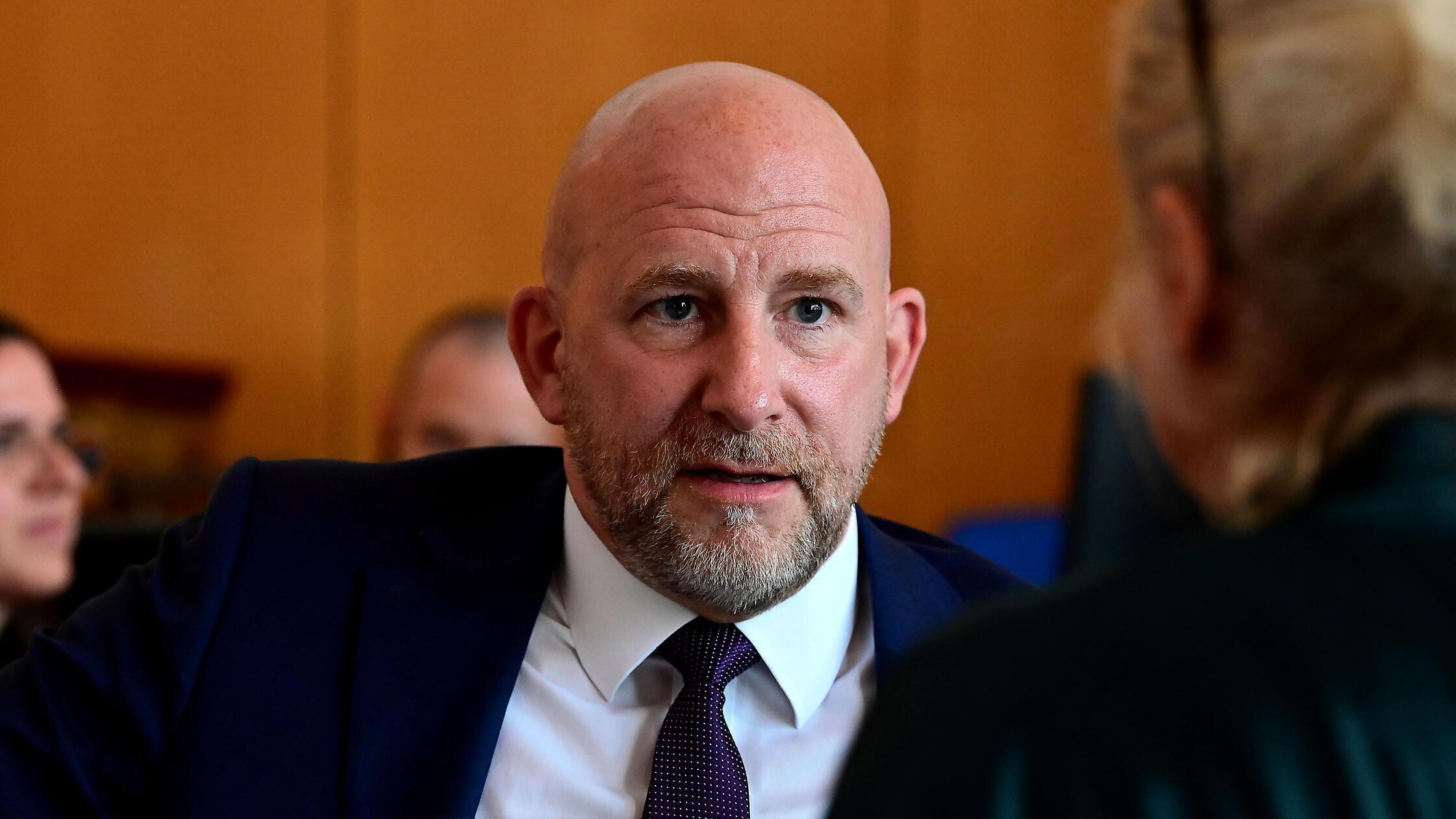 „Ich verstehe die Frustration“: Kuch kontert Kritik am Umgang mit ...