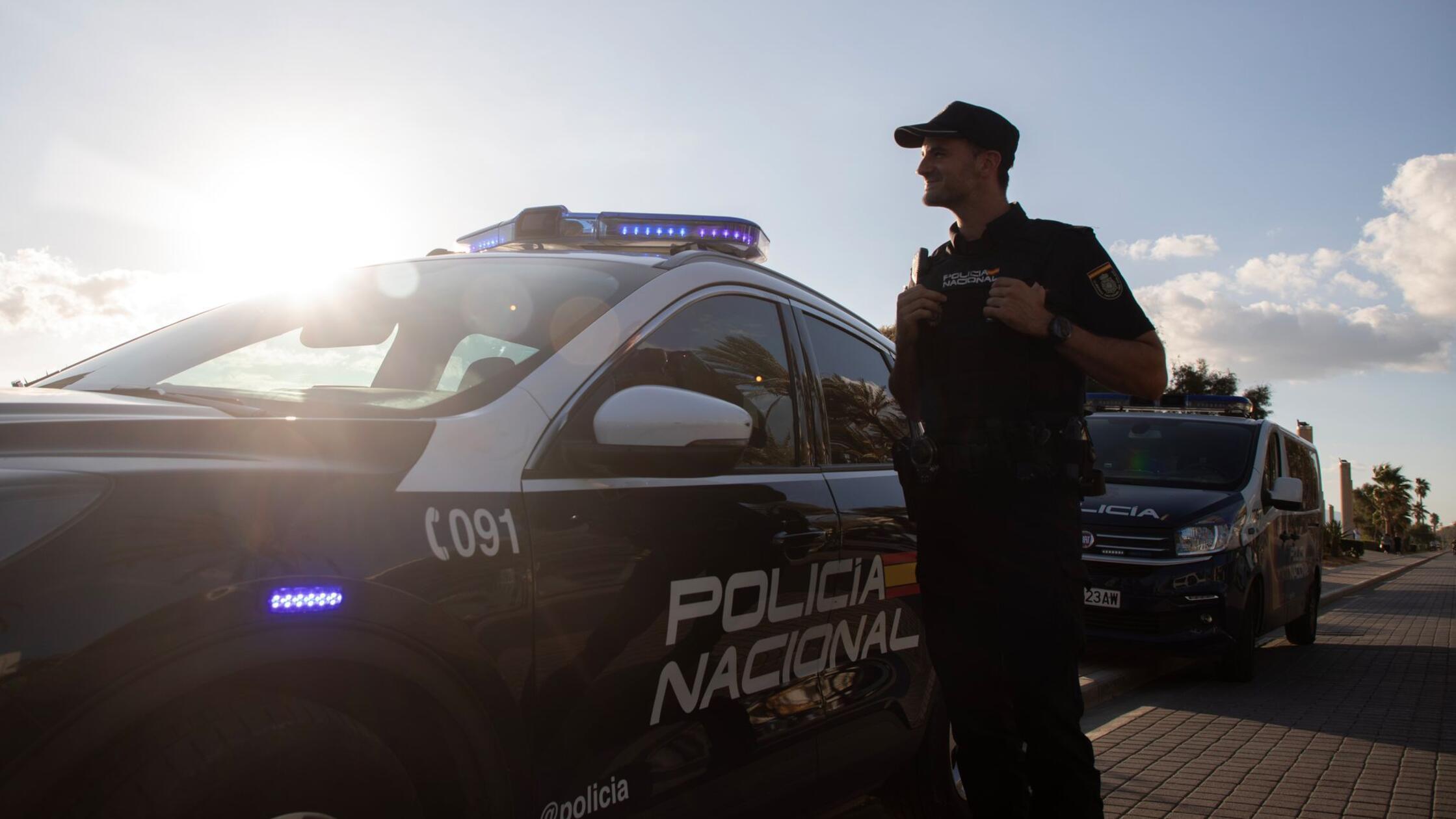 Ein Polizist der spanischen Policia Nacional patro