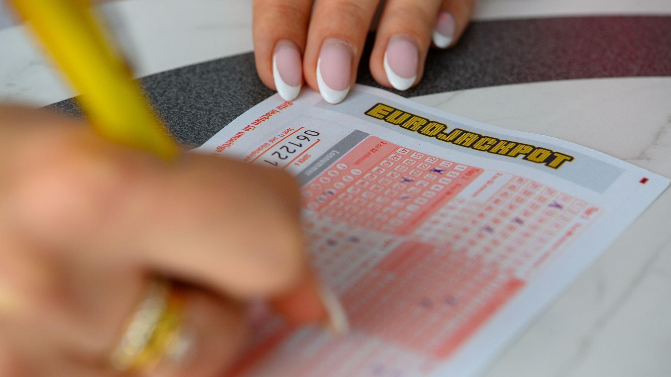 Eine Lotto-Spielerin füllt einen Eurojackpot-Lotto