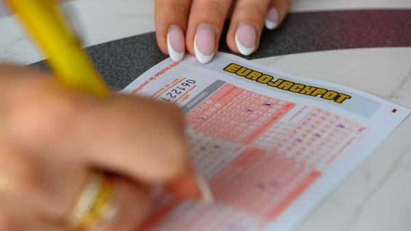 Eine Lotto-Spielerin füllt einen Eurojackpot-Lotto