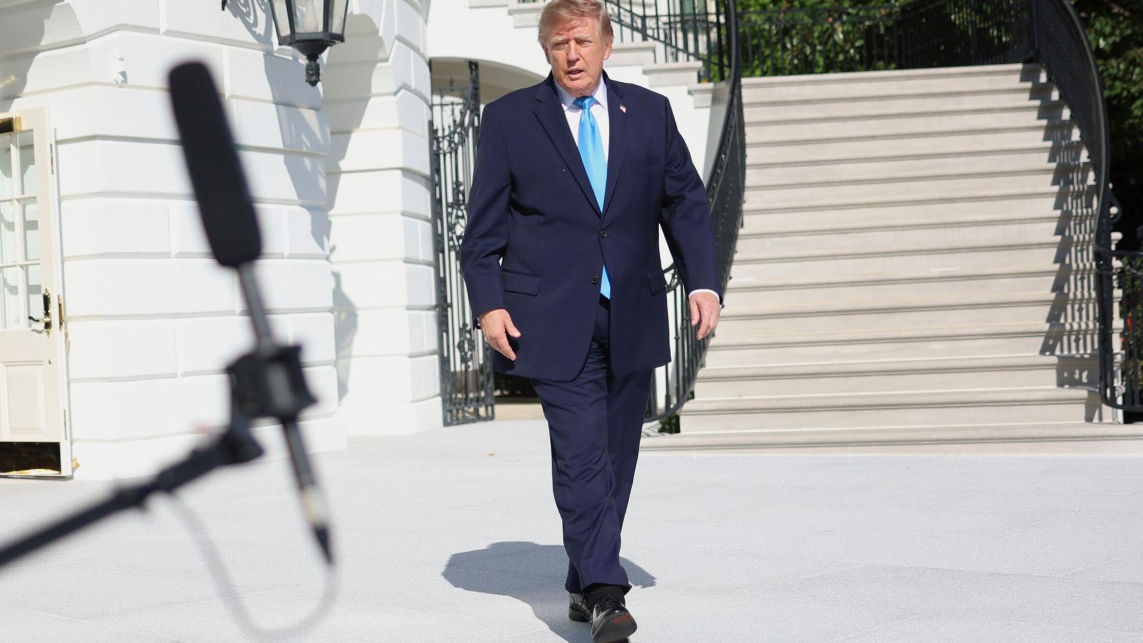US-Präsident Donald Trump geht auf dem South Lawn 