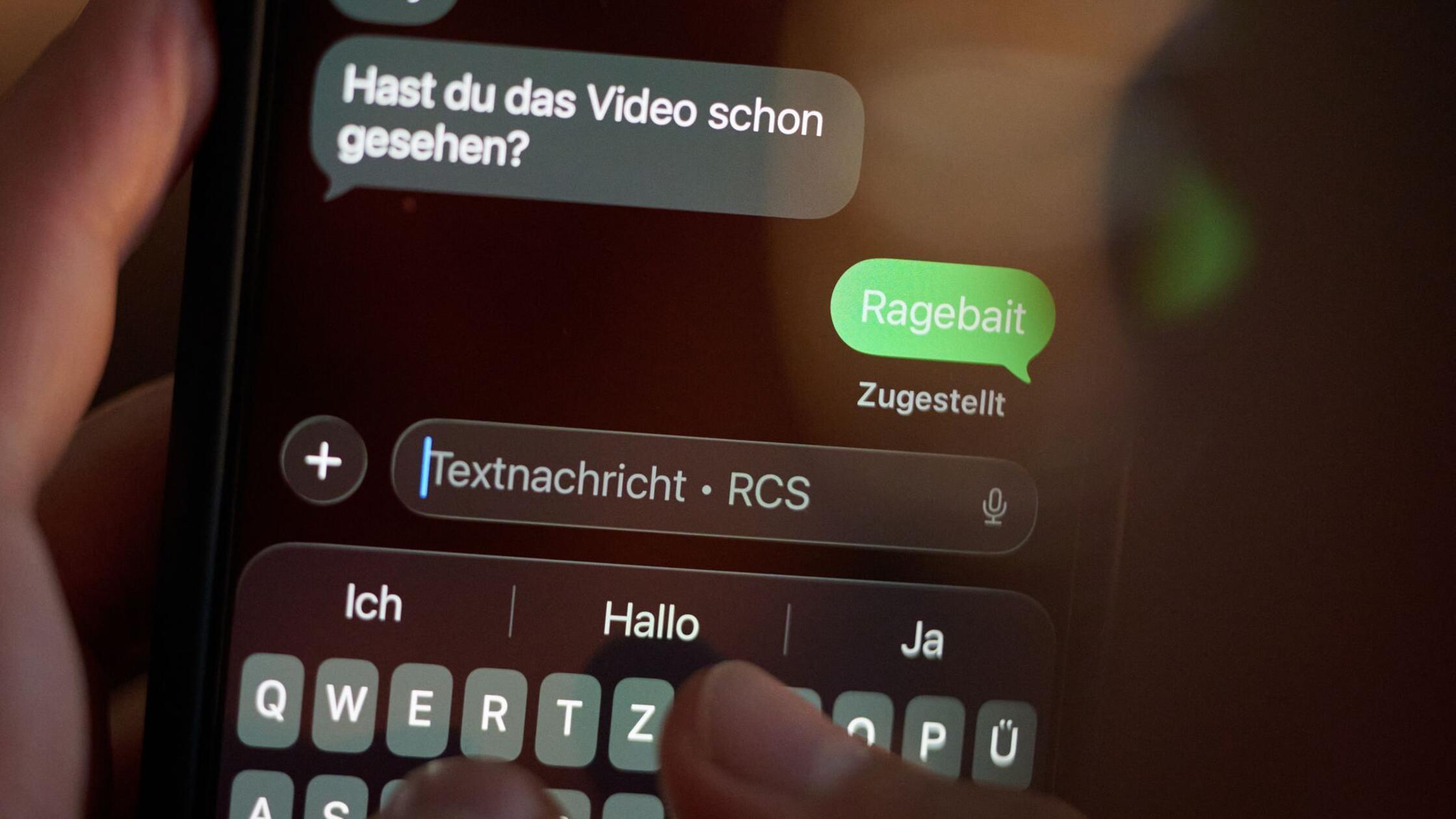 Das Wort "Ragebait" ist auf dem Display eines Smar