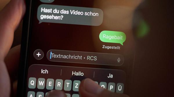 Das Wort "Ragebait" ist auf dem Display eines Smar