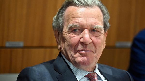 Gerhard Schröder, ehemaliger Bundeskanzler, nimmt