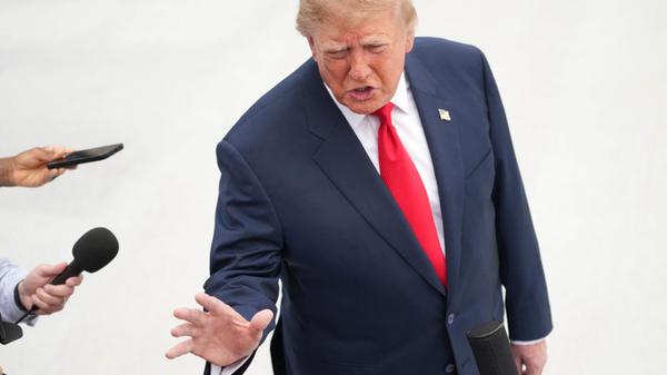 US-Präsident Donald Trump spricht mit Journalisten