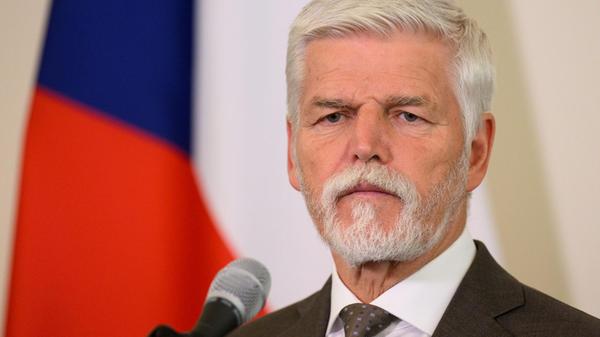 Der tschechische Präsident, Petr Pavel, gibt nach