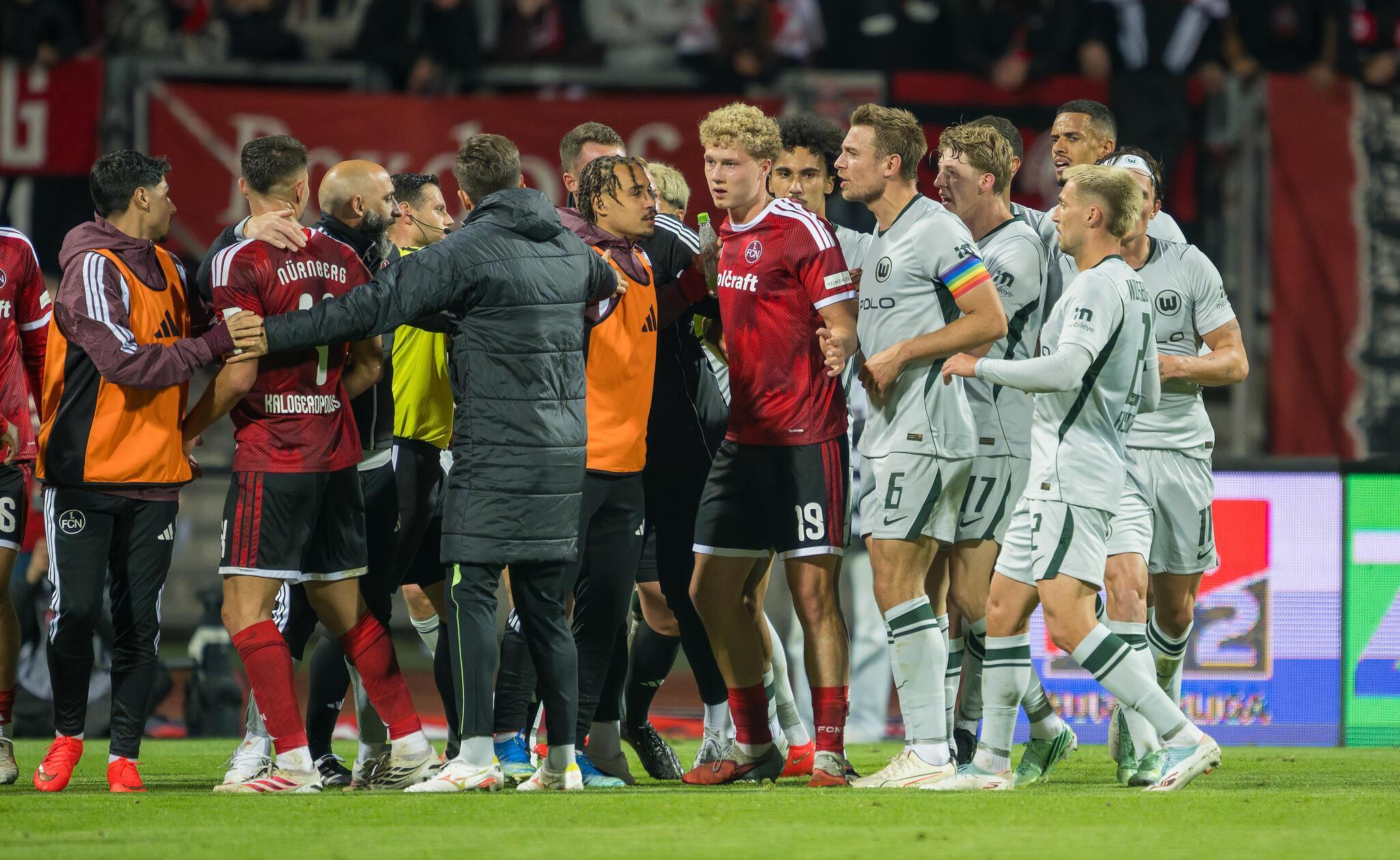 Allmählich wurde die Partie zudem hitziger. Der Spielstand veränderte sich jedoch zunächst nicht weiter, sodass der Club mit einem Zwei-Tore-Rückstand in die Kabine ging.