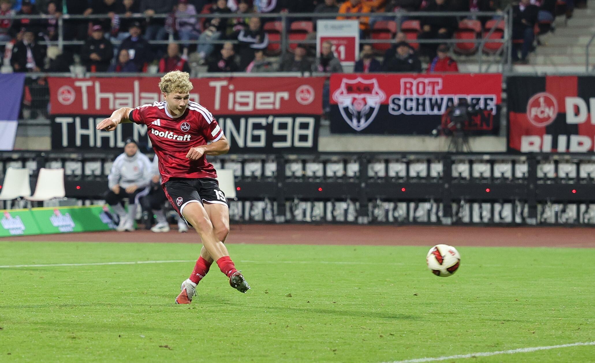 Nur wenige Minuten später klingelte es schon wieder - erneut war es Scobel. Der 21-Jährige setzte den Ball nach mustergültigem Zuspiel von Ghrieb überlegt in die Maschen (59.).