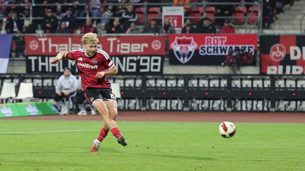 Nur wenige Minuten später klingelte es schon wieder - erneut war es Scobel. Der 21-Jährige setzte den Ball nach mustergültigem Zuspiel von Ghrieb überlegt in die Maschen (59.).