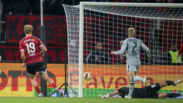 Der Club-Doppelschlag hatte die Vorzeichen der Begegnung völlig verändert. Wolfsburg taumelte nun, während der FCN Oberwasser hatte.