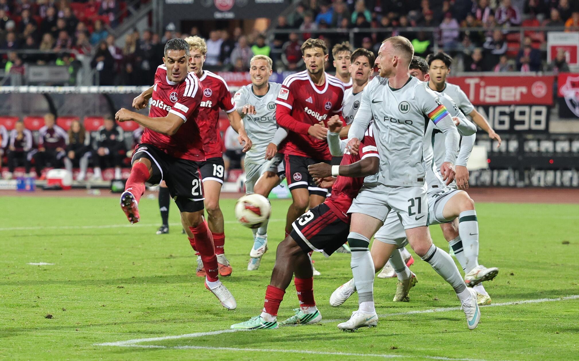 Auch der Club bewies nämlich, dass er Last-Minute-Tore kann. Der eingewechselte Masouras traf per Direktabnahme zum viel umjubelten 4:3 (90.+7). 