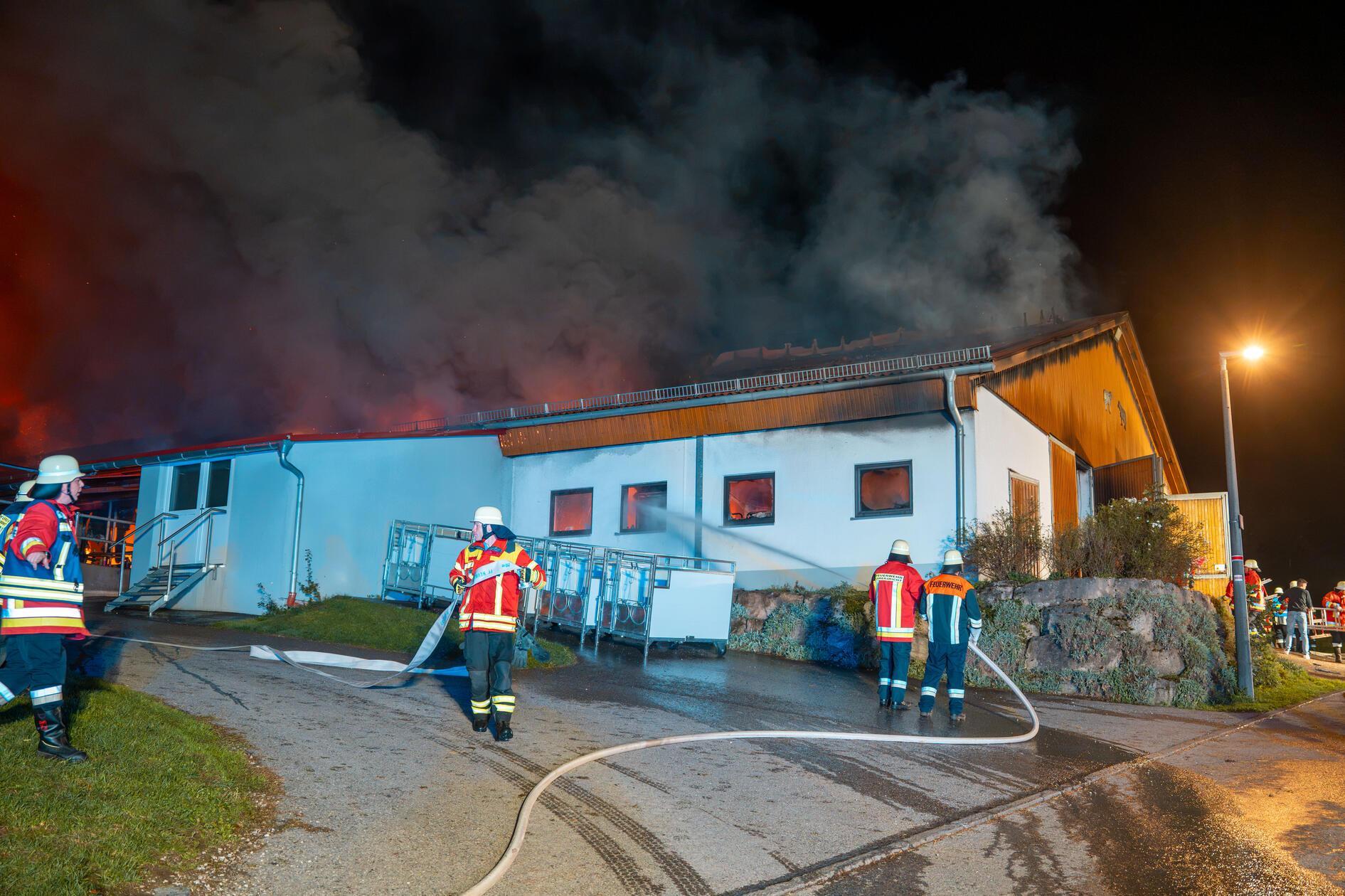 Bis in die Nacht war die Feuerwehr noch mit Nachlöscharbeiten beschäftigt.