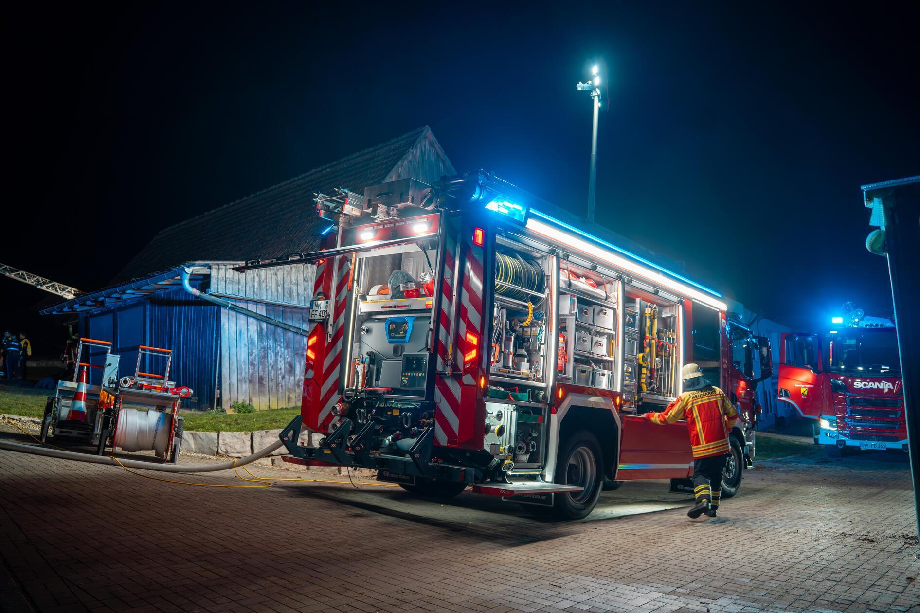 Warum das Feuer ausgebrochen ist, ist noch unklar. Brandermittler der Polizei können den Stall voraussichtlich erst in den kommenden Tagen untersuchen.