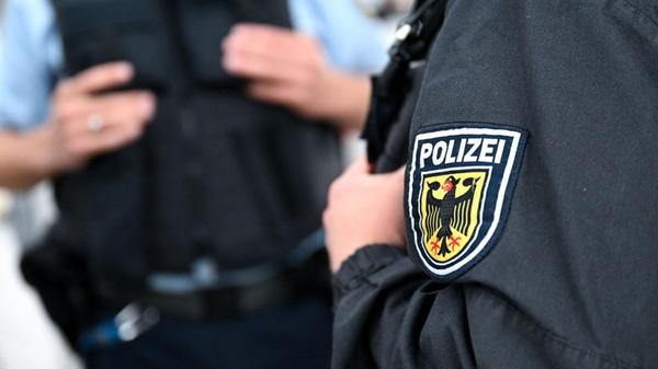 Bundespolizisten stehen am Hauptbahnhof an einem B