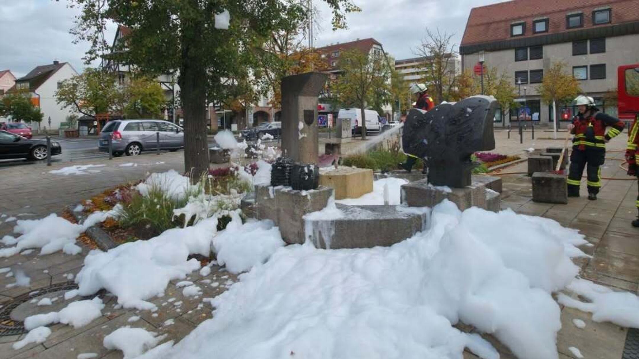 Dangerous foam party: Firefighters have to clean the Schwaig community ...