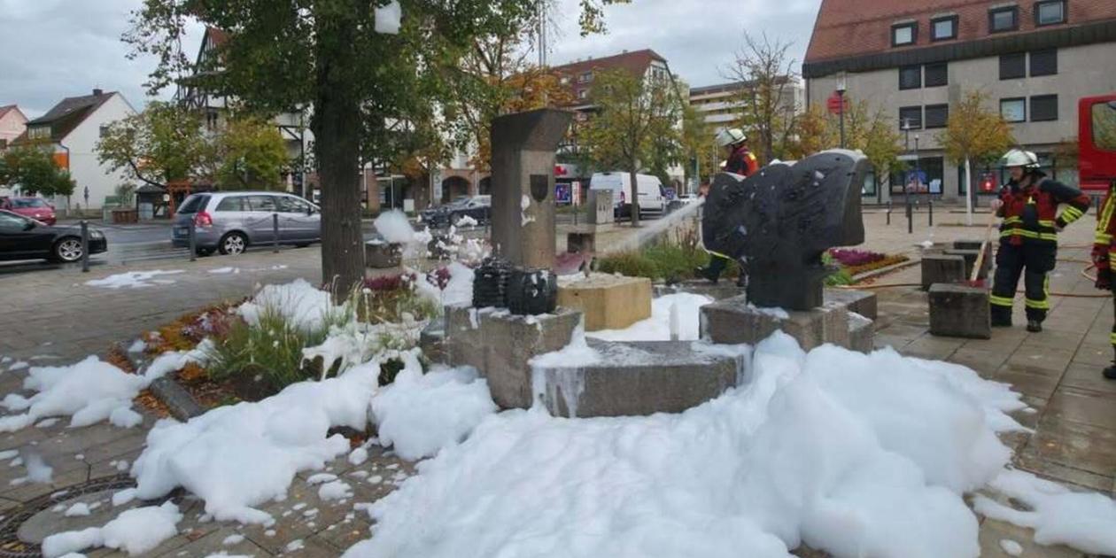 Dangerous foam party: Firefighters have to clean the Schwaig community ...