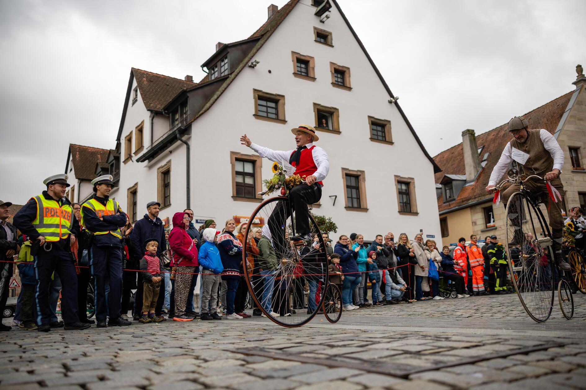 Der Erntedankfestzug gehört zu den Höhepunkten der Michaeliskirchweih, die auf eine mehr als 900-jährige Geschichte zurückblickt.