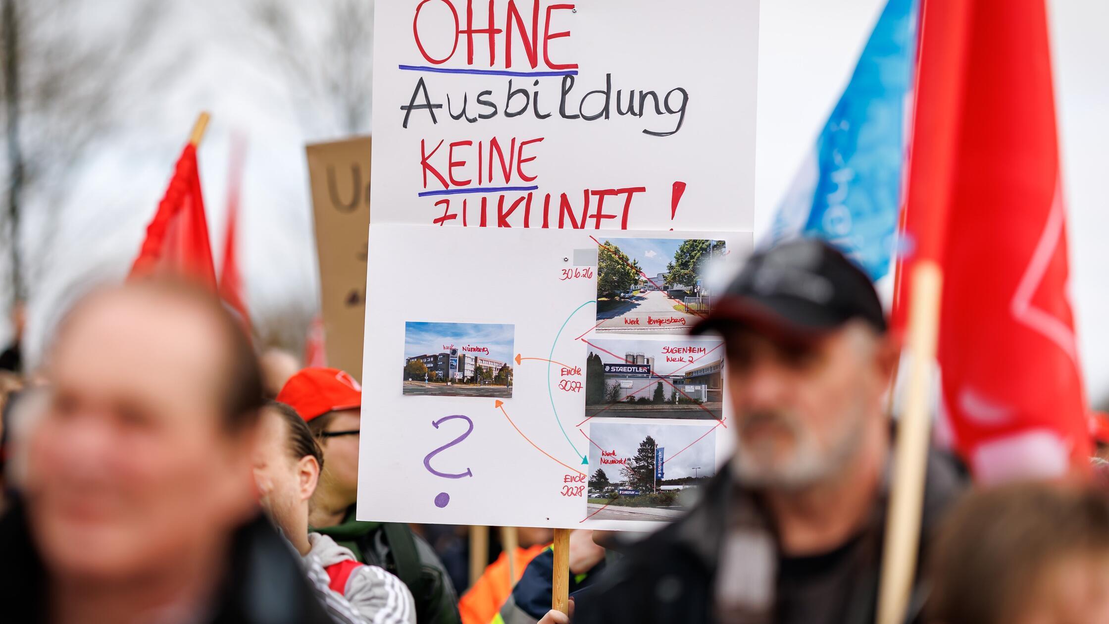 26.02.2026, Bayern, Nürnberg: "Ohne Ausbildung kei