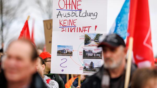 26.02.2026, Bayern, Nürnberg: "Ohne Ausbildung kei