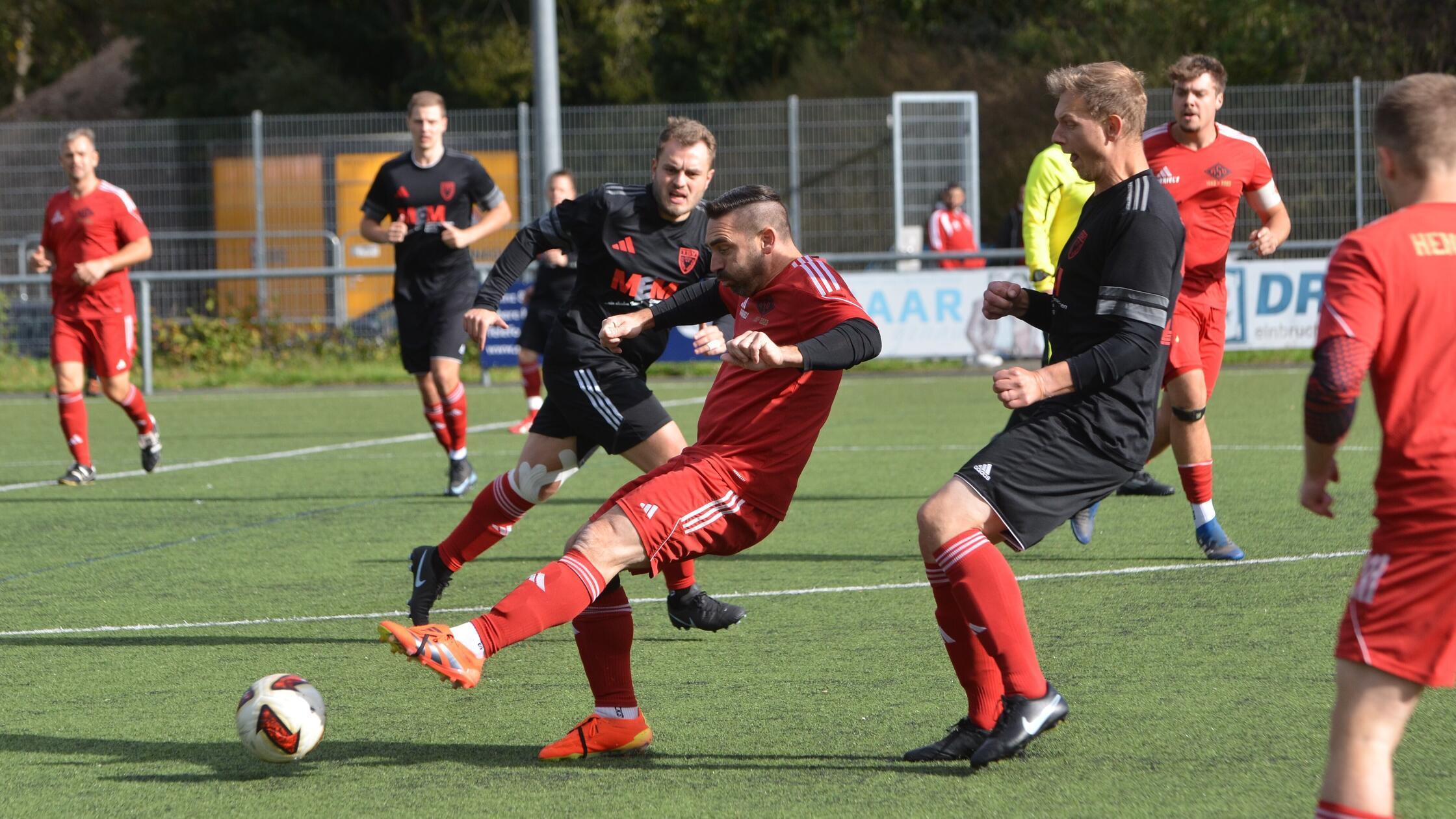 Two assists, two goals: Fabian Wunderlich makes TSV Burgthann celebrate.
