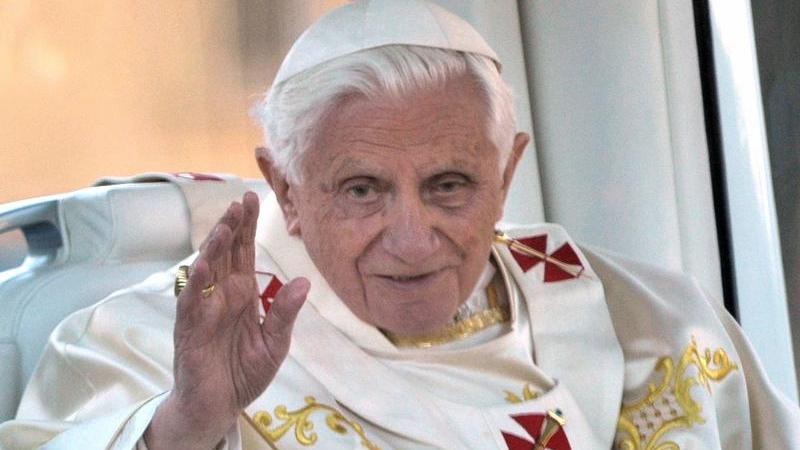 Benedikt XVI grüßt die Gläubigen in Erfurt.
