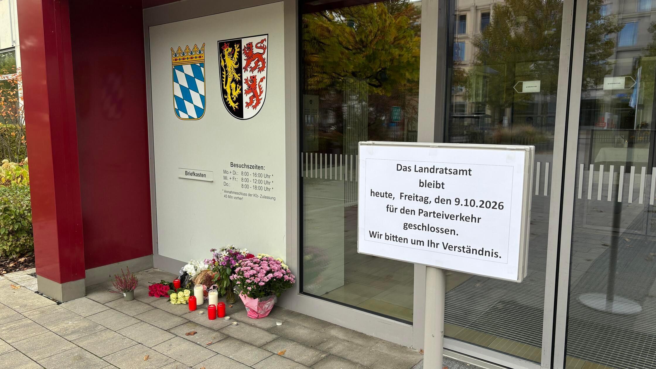 Blumen vor dem Landratsamt Neumarkt