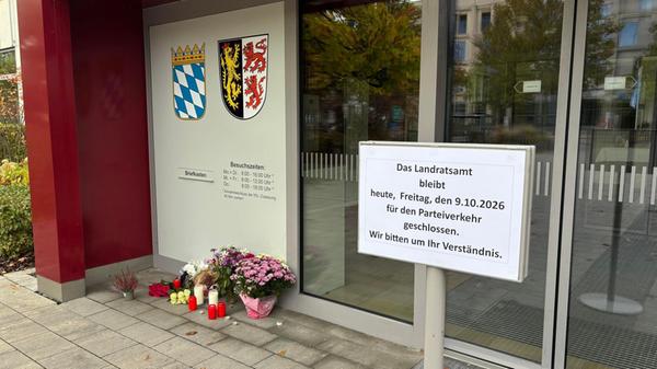 Blumen vor dem Landratsamt Neumarkt