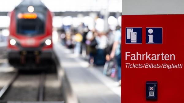 Ein Regionalzug steht am Münchner Hauptbahnhof. (z