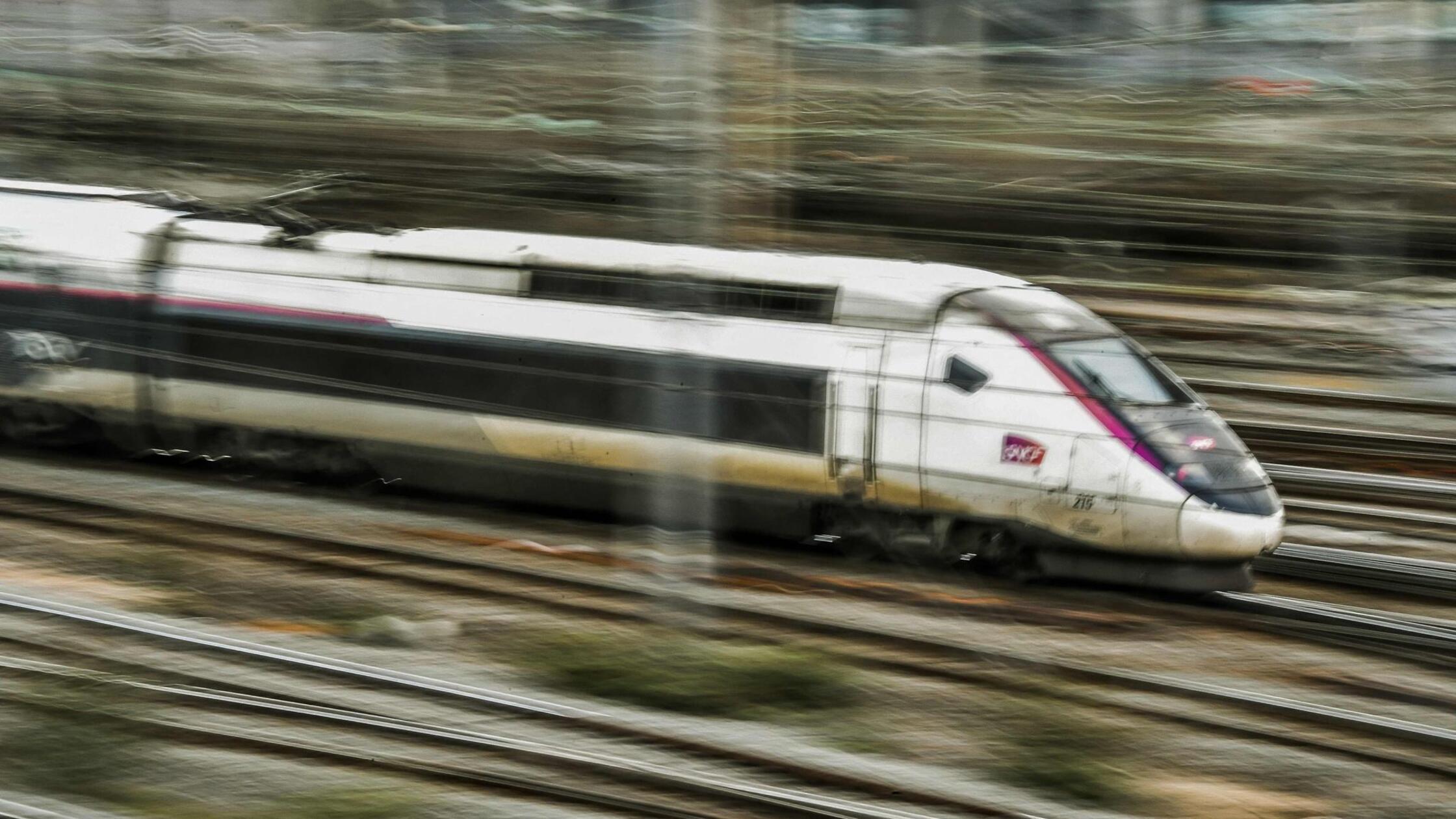 Ein TGV-Hochgeschwindigkeitszug im Bahnhof von Lil