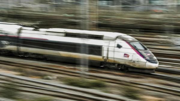 Ein TGV-Hochgeschwindigkeitszug im Bahnhof von Lil