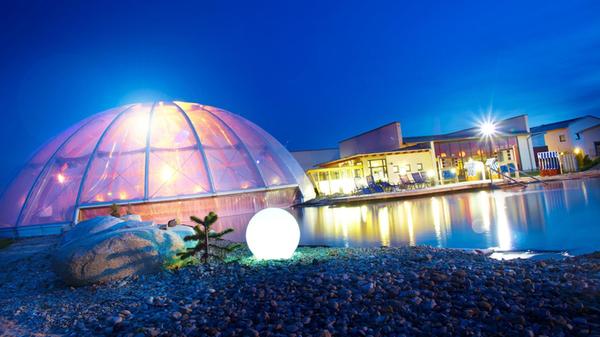 Franken-Therme in Bad Windsheim
In der Franken-Therme Bad Windsheim erlebt man im Salzsee ein in Bayern einzigartiges Schwebeerlebnis in vollgesättigter Sole - eine Wohltat für Haut und Seele. In den Badehallen genießt man gesunde Entspannung in vier Thermal-Sole-Becken, die Saunalandschaft verwöhnt die Besucher. • Öffnungszeiten und Details gibt es unter dem angefügten Link beim Klick auf das Bild.