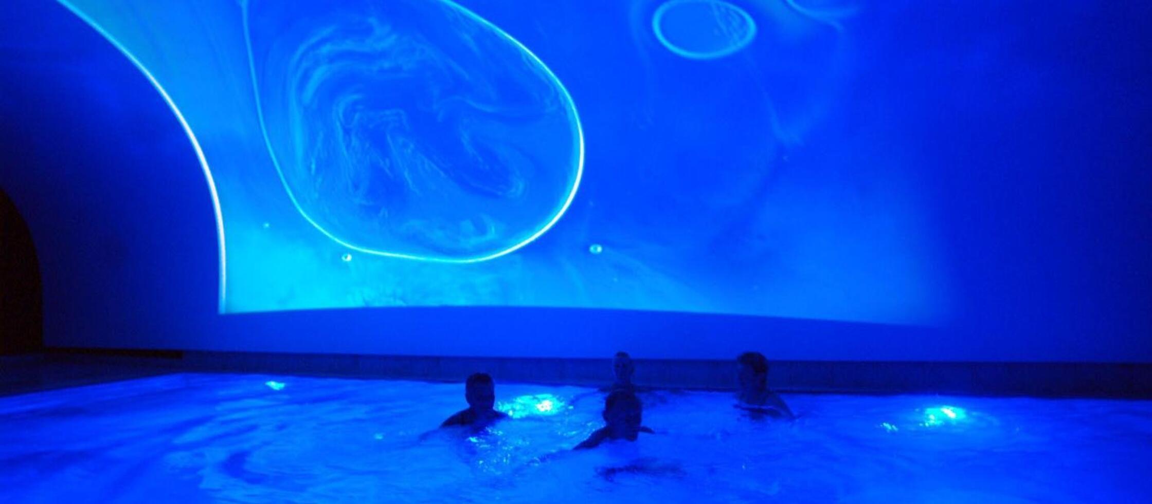 Fürthermare in Fürth
Der Komplex des Fürthermare vereint Spaßbad, Therme und Saunalandschaft unter einem Dach. Darüber hinaus können Badegäste kostenlos das angrenzende Hallenbad mit Sportbecken und Sprungturm sowie im Sommer das Freibad mit zusätzlichen 2500 Quadratmetern Wasserfläche nutzen. Im Spaßbereich gibt es neben Außenbecken, Strömungskanal, Erlebnisbecken und Sole-Grotte auch eine Kinder-Erlebniswelt mit einem eigenen Piratenschiff-Wasserspielplatz. Außerdem bietet das Fürthermare vier Thermensaunen, zwei Dampfbäder, Entspannungsbecken im Innenbereich sowie drei weitere Saunen im Außenbereich. • Öffnungszeiten und Details gibt es unter dem angefügten Link beim Klick auf das Bild.
